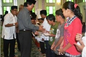 Rektor Universitas Kuningan, Dr H Iskandar MM saat menyantuni anak yatim.